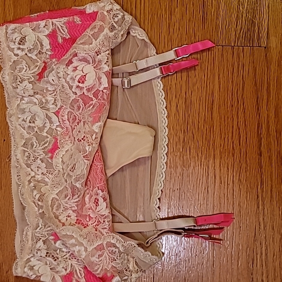 Fun and Sexy Garter - Picture 2 of 6